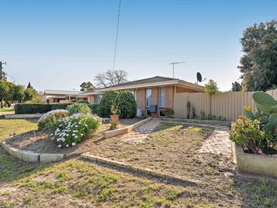 42 Ravenhill Road, Thornlie WA 6108