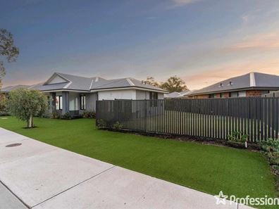 15 Rosebery Way, Bushmead WA 6055