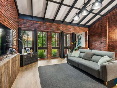 8 Eatts Road, Roleystone WA 6111