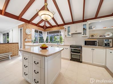 16 Jennifer Place, Alexander Heights WA 6064