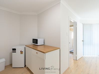 Room/1  10 Scholar Close, Marangaroo WA 6064