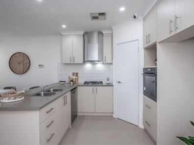 4C Ungaroo Rd, Westminster WA 6061