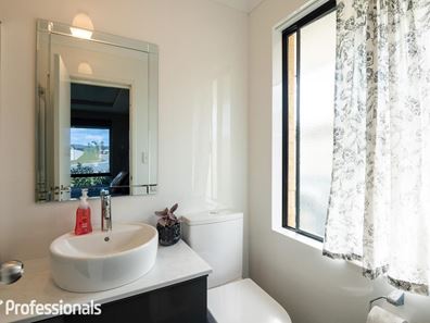 16 Glasgow Way, Seville Grove WA 6112