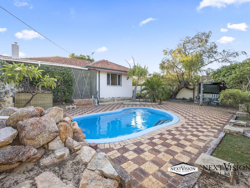 19 Hargreaves Rd, Coolbellup WA 6163