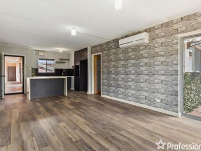 21/4 Canham Way, Orelia WA 6167