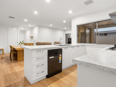 8 Dusky Court, Lake Coogee WA 6166
