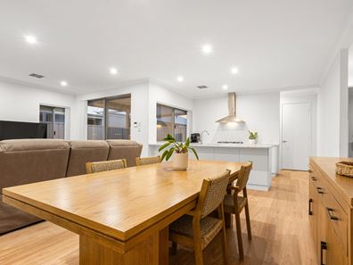 8 Dusky Court, Lake Coogee WA 6166