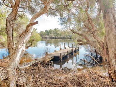 10 RAVENSWOOD ROAD, Ravenswood WA 6208