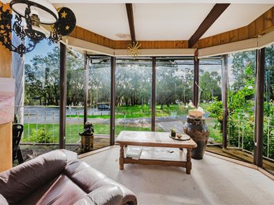 10 RAVENSWOOD ROAD, Ravenswood WA 6208