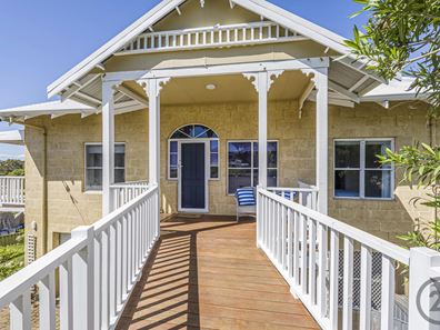 11 Muir Place, Halls Head WA 6210