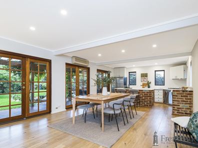 2A Rennie Cres Nth, Hilton WA 6163