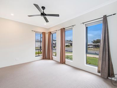 7 Medway Road, Lakelands WA 6180