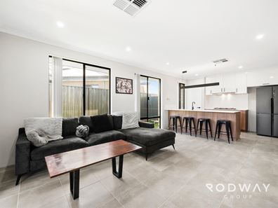 7 Langer Crescent, Champion Lakes WA 6111