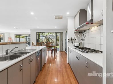 10 Teague Way, Lakelands WA 6180