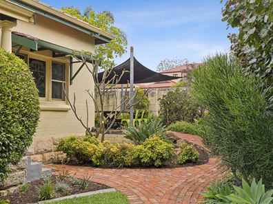 2B Williams Road, Melville WA 6156