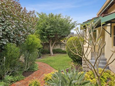 2B Williams Road, Melville WA 6156