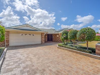 18 Leyburn Drive, Halls Head WA 6210