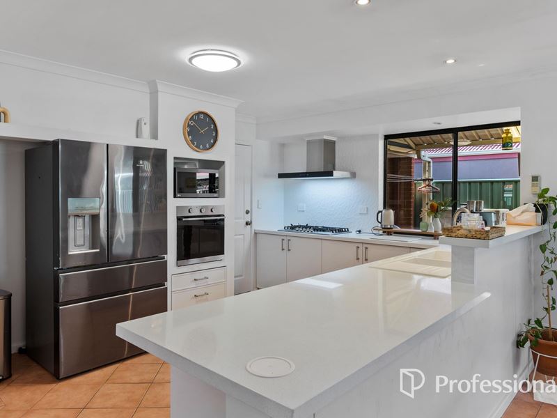 4 Sheriff Circuit, Wattle Grove WA 6107