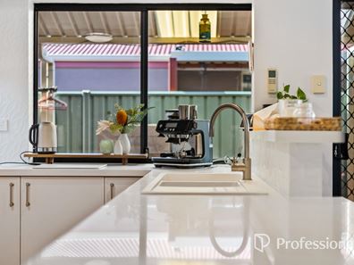 4 Sheriff Circuit, Wattle Grove WA 6107