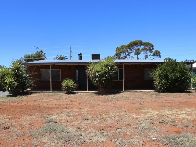 18 Saltbush Rd, Kambalda West