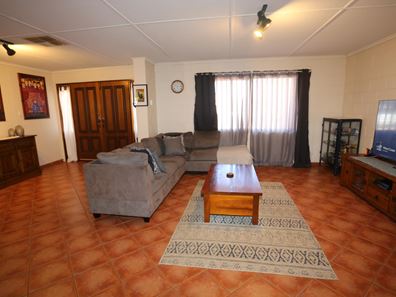 18 Saltbush Rd, Kambalda West WA 6442
