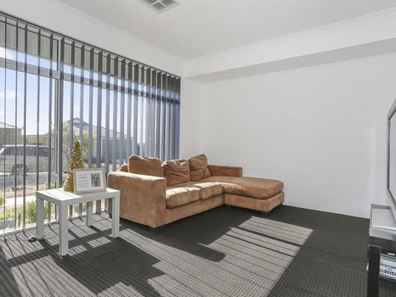 8 Lustre Rd, Eglinton WA 6034