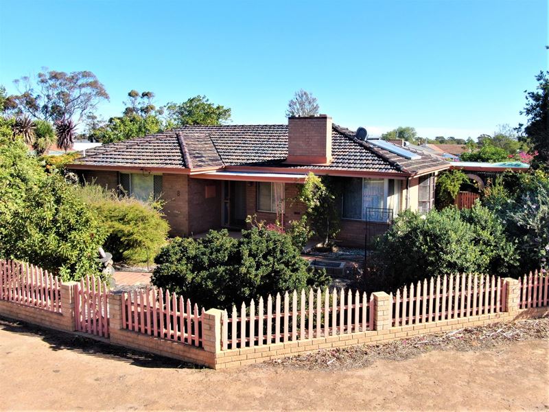 8 SOUTH ROAD, Lake Grace