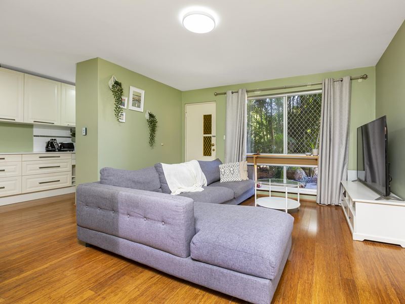 9/10 Gardner Street, Como