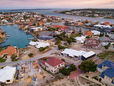 38 Abrolhos Quays, Wannanup WA 6210