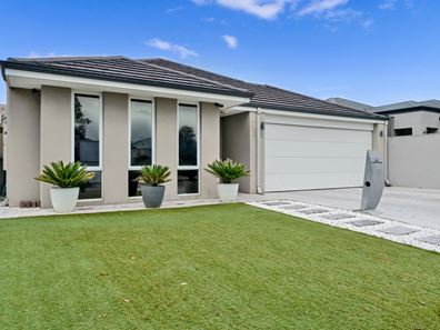 4 Serisier Parkway, Queens Park WA 6107