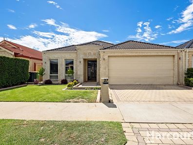 27 Finsbury Drive, Thornlie WA 6108