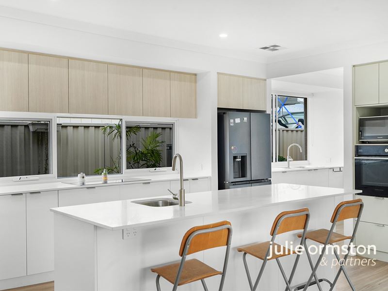10 Papaya Road, Eglinton WA 6034