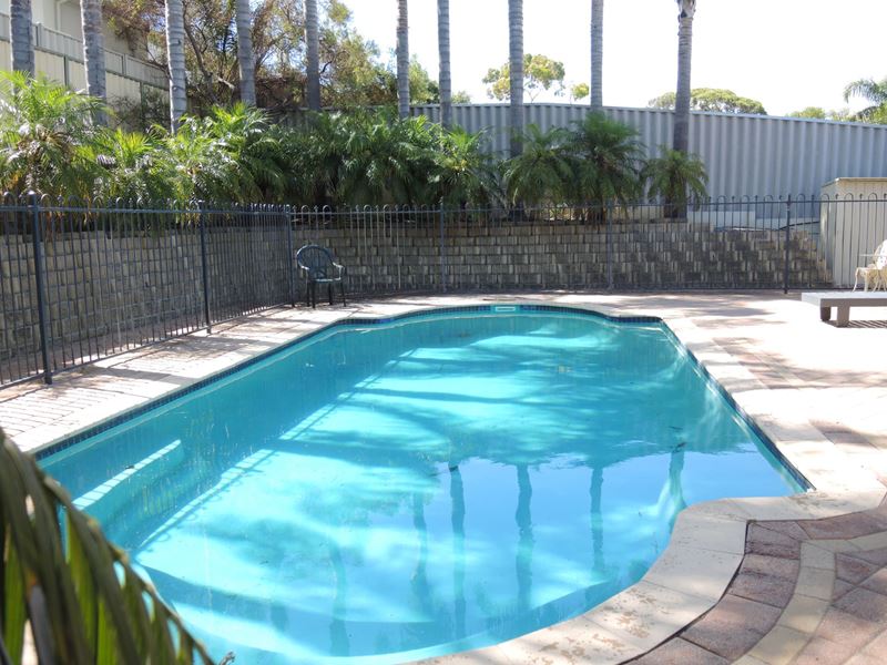 2/11 Wilton Place, Scarborough
