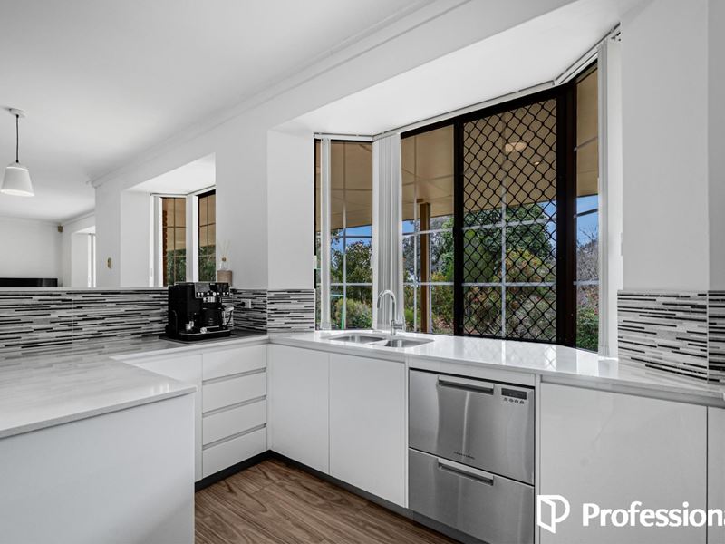 34 Henrietta Avenue, Mount Nasura WA 6112