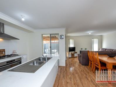 8 Dovestone Road, Aveley WA 6069