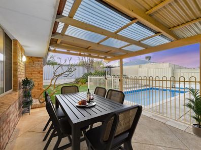 6 Wintersweet Place, Halls Head WA 6210