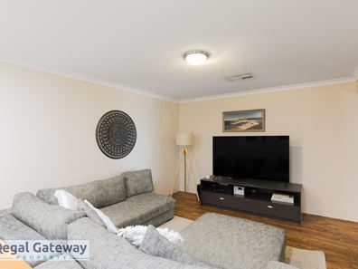 4 Avon Crescent, Atwell WA 6164