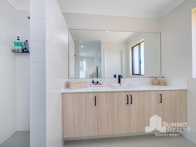 19B Hazelgrove Crescent, Millbridge WA 6232