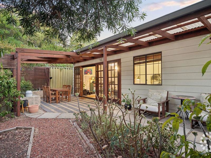 2 Sumpton Street, Hilton WA 6163