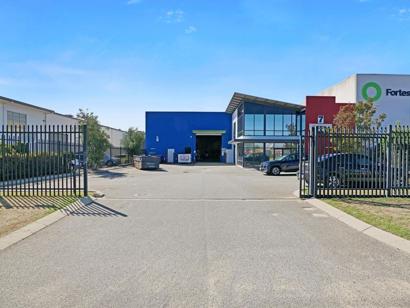 7 Longfellow Court, Belmont
