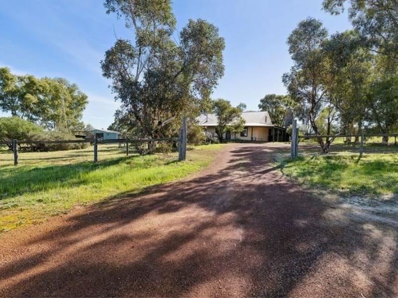 2 Dempster Street, Beverley WA 6304