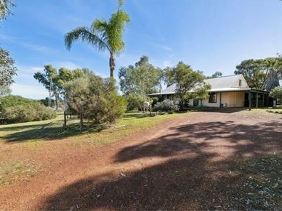 2 Dempster Street, Beverley WA 6304