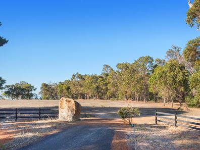 10 Lomond Court, Quindalup WA 6281