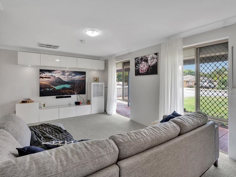 42 Forest Lakes Drive, Thornlie