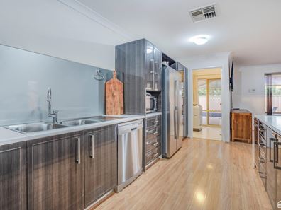 4 Fortunella Grove, Seville Grove WA 6112
