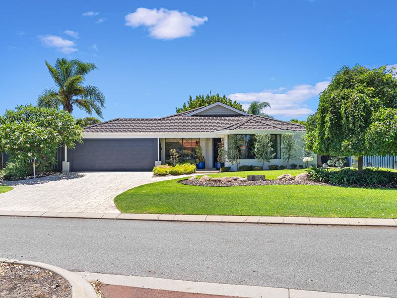 4 Suncrest Meander, Meadow Springs WA 6210