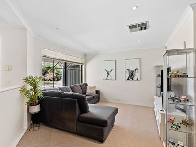 4 Suncrest Meander, Meadow Springs WA 6210