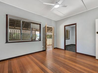 32 Dampier Street, Beachlands WA 6530