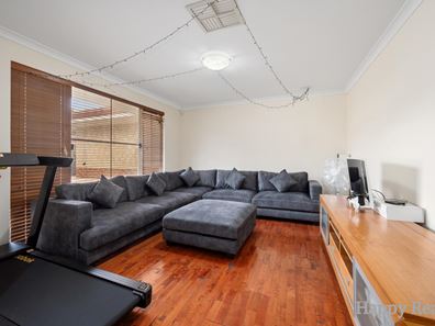 2/2 Planetree Pass, Canning Vale WA 6155
