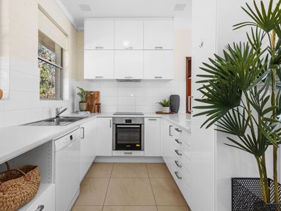 8/16 Caporn Street, Crawley WA 6009